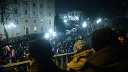 Proteste la Varșovia. Lideri ai țării, evacuați cu sprijinul poliției din clădirea Parlamentului