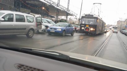 Trafic dat peste cap în zona Pieţei Badea Cârţan. O maşină bloca circulaţia tramvaielor