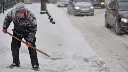 Primăria Reșița le reamintește locuitorilor că trebuie să curețe trotuarele de zăpadă