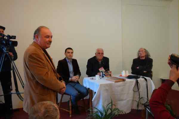 GALERIE FOTO Fostul arbitru internaţional Ioan Igna împreună cu discipolul său, Ovidiu Haţegan, au fost invitaţii Bibliotecii Judeţene „A.D.Xenopol” Arad