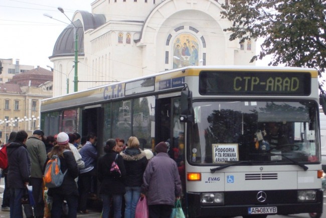 Se ieftinesc abonametele elevilor arădeni la transportul cu autobuzele