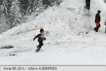 Opt şcoli şi licee din judeţul Hunedoara îşi întrerup cursurile din cauza gerului