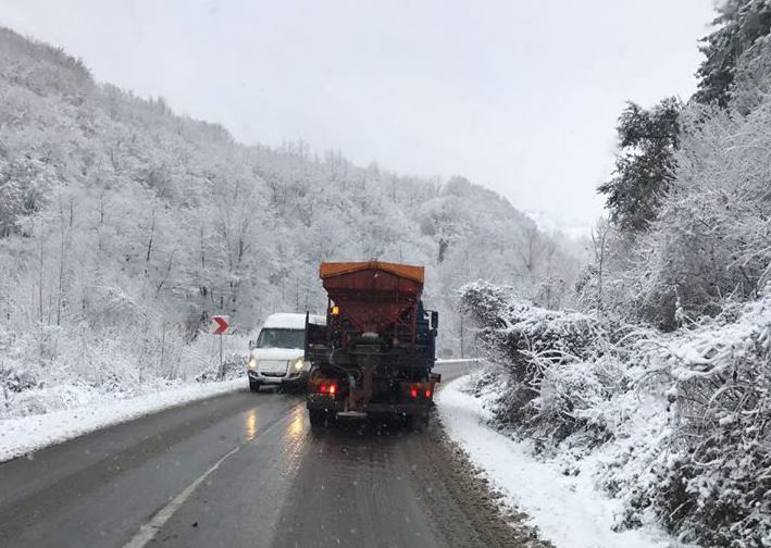 Drumarii cărășeni iau măsuri pentru deszăpezire, în contextul avertizărilor meteo de viscol