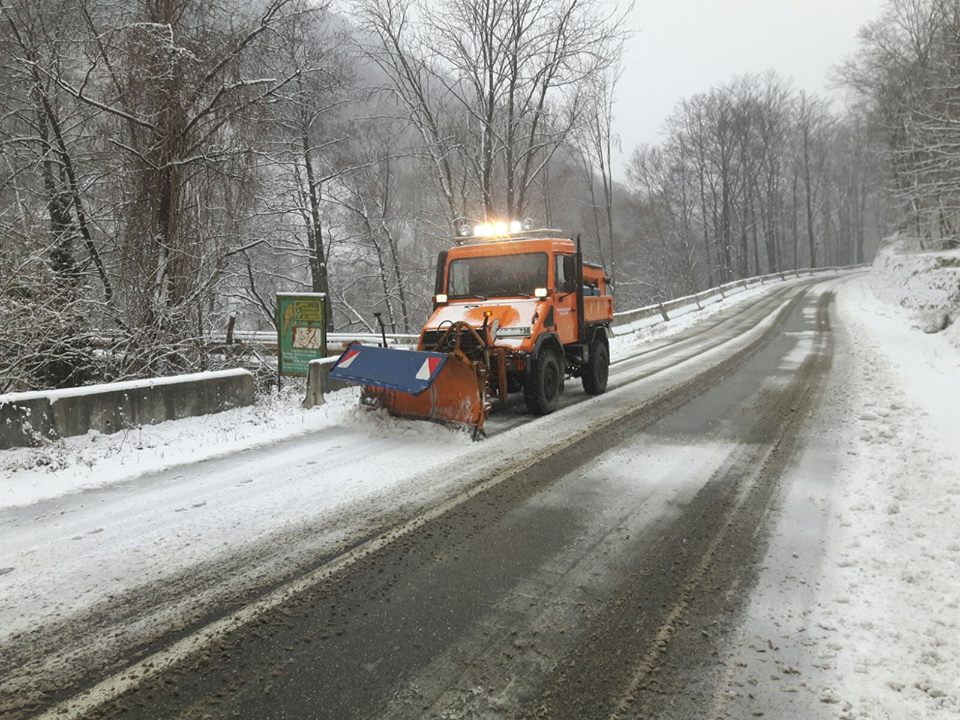 Trafic deschis pe toate drumurile din Hunedoara. Mai multe localități nu au curent electric