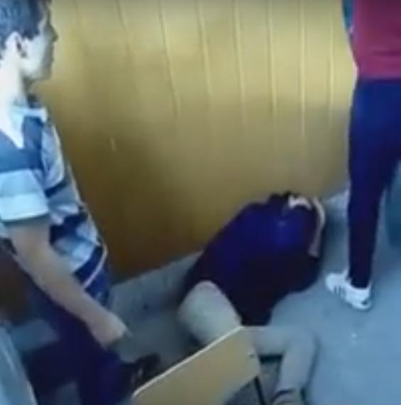 ? Imagini de o violenţă extremă într-un liceu din Timiş. Copil bătut cu bestialitate