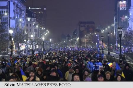 Zeci de mii de oameni protestează în București. Proteste și în țară