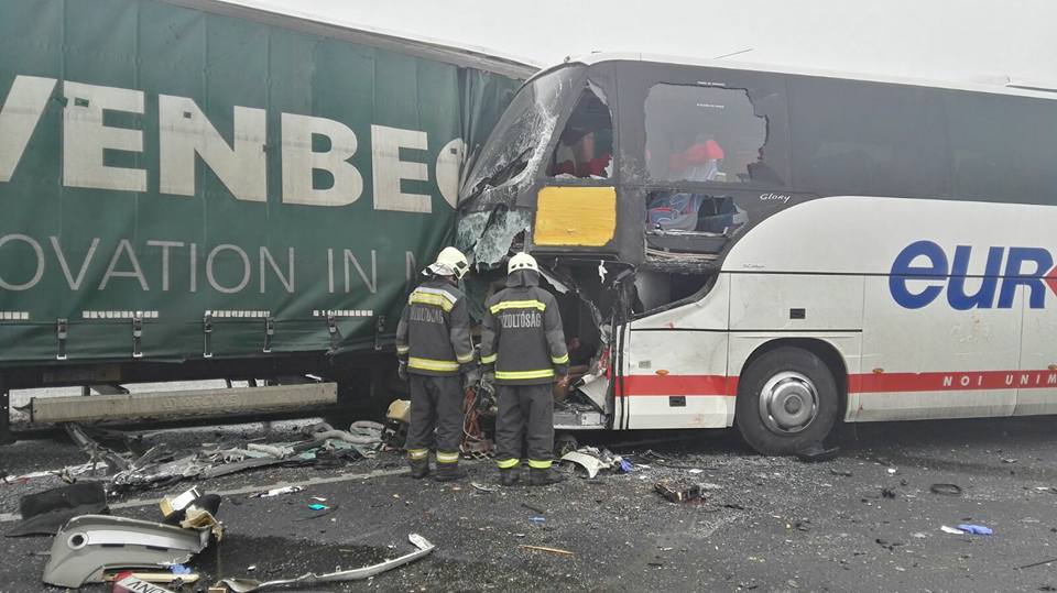 FOTO/ Accident mortal în Ungaria în apropiere de Nădlac. A fost implicat şi un autocar cu pasageri români