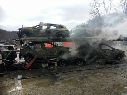 ? Un autotren încărcat cu mașini a luat foc în Caraș-Severin