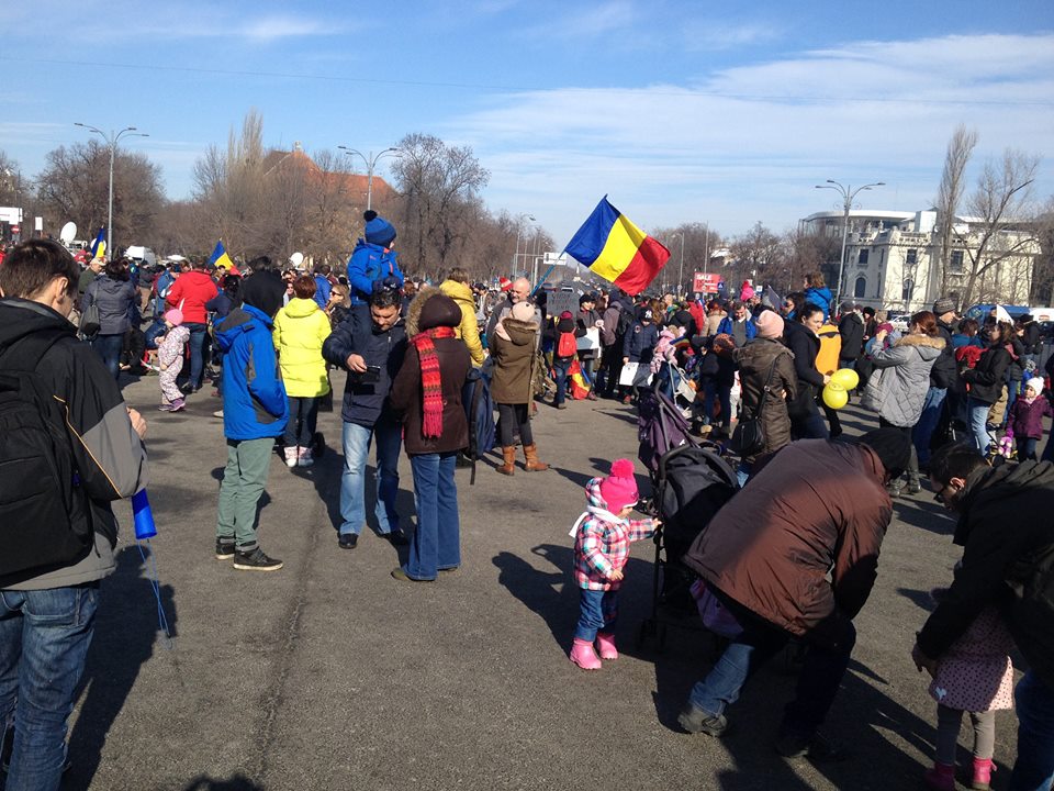 Mii de oamenii, părinți și copii, în fața sediului Guvernului