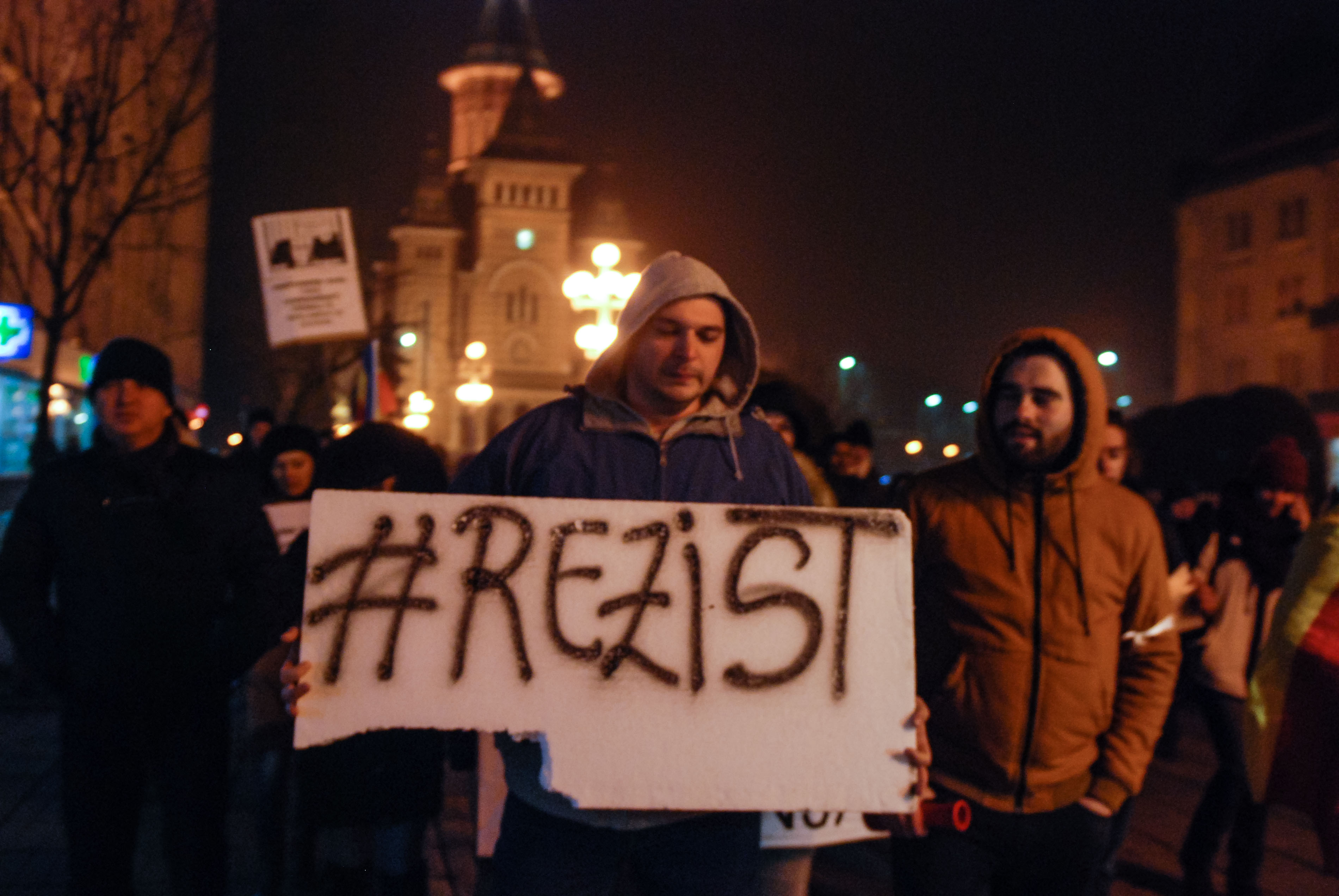 Noi proteste la Timişoara şi Arad. În Bucureşti, protestatarii au construit un om de zăpadă. Manifestaţii şi la Cotroceni