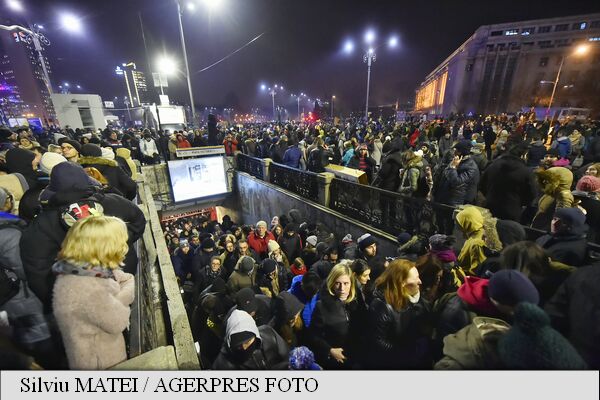 Proteste reluate în Capitală și în mai multe orașe din țară. Incidente în București, cu fumigene, petarde şi gaze lacrimogene