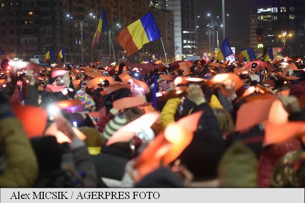 Zeci de mii de oameni au format un tricolor uman în Piața Victoriei din București