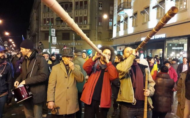 FOTO / Protest în Piața Victoriei din Timișoara, pentru cea de-a cincea zi. Muzicienii au adus tulnice și tobe