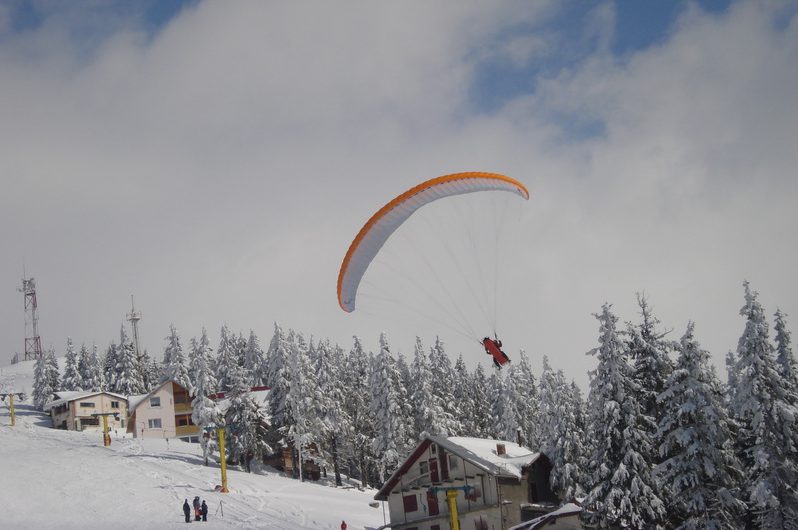 Mumii și extratereștri zburători în stațiunea Parâng. Parapantinștii își dau întâlnire la Festivalul Aerociudaților