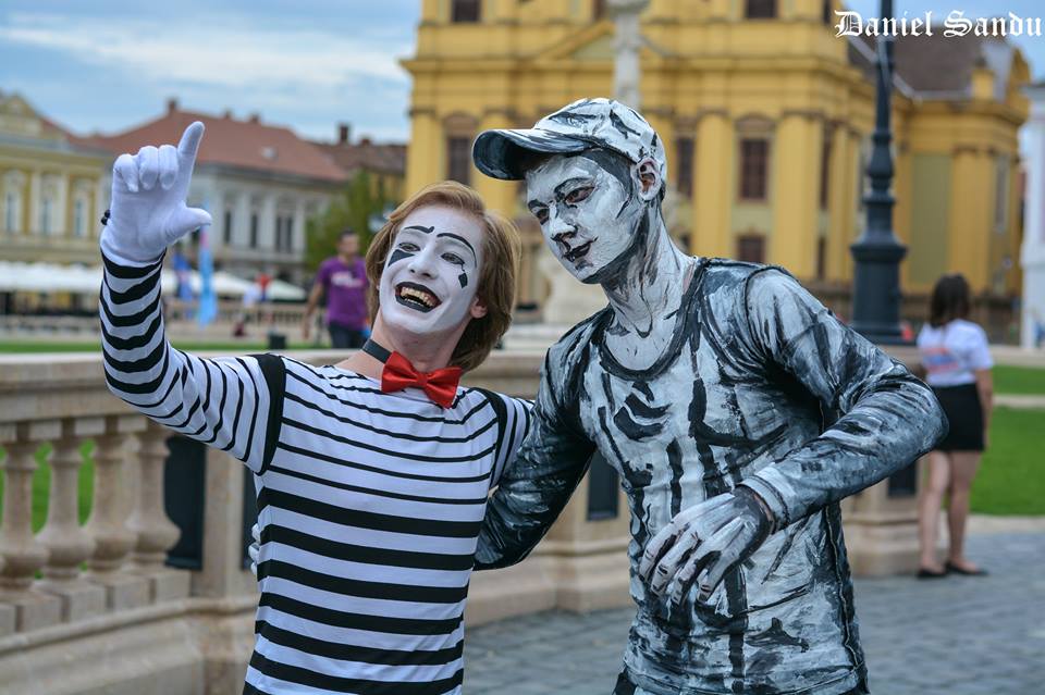 Timişoara în festival: Personaje de poveste, acrobaţi şi statui vivante, în pieţele din centrul oraşului