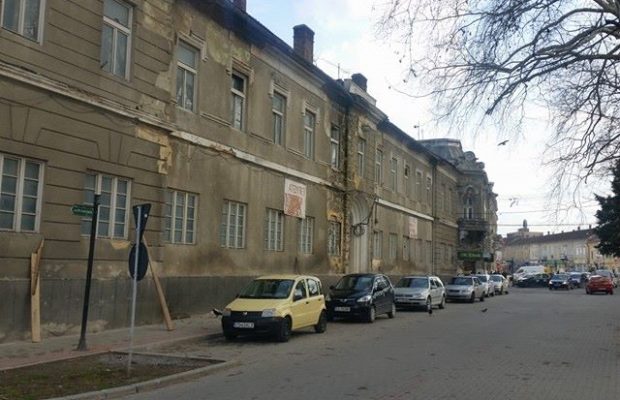 Clădire de 150 de ani, pericol public în centrul Caransebeşului