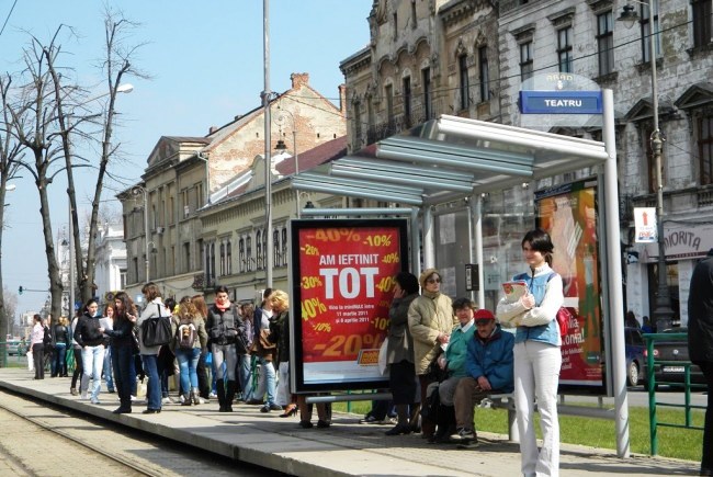 Arădenii, rugaţi să nu mai lipească afişe în staţiile de tramvai