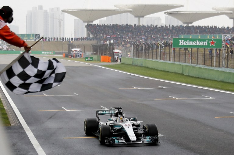 Hamilton, învingător la Shanghai! Britanicul, la egalitate cu Vettel în clasamentul piloților