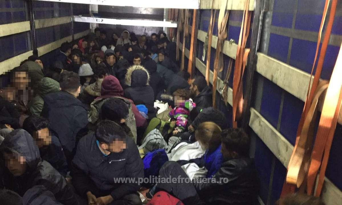 ? Număr record de migranți la vama Nădlac; 111 persoane ascunse într-un TIR