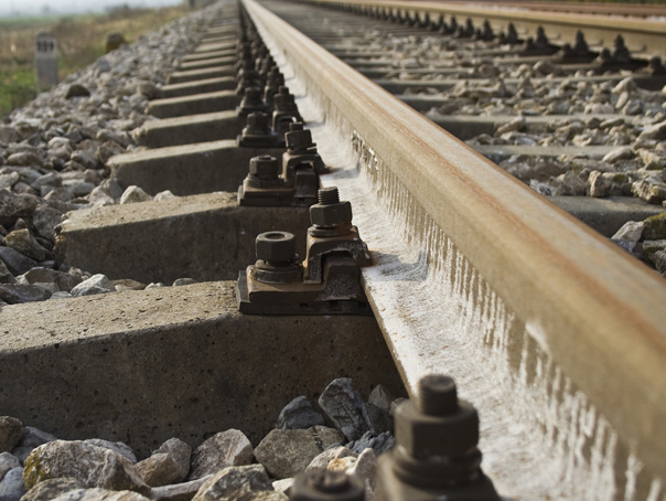 Mașină izbită de tren în Timiș; șoferul a rămas încarcerat