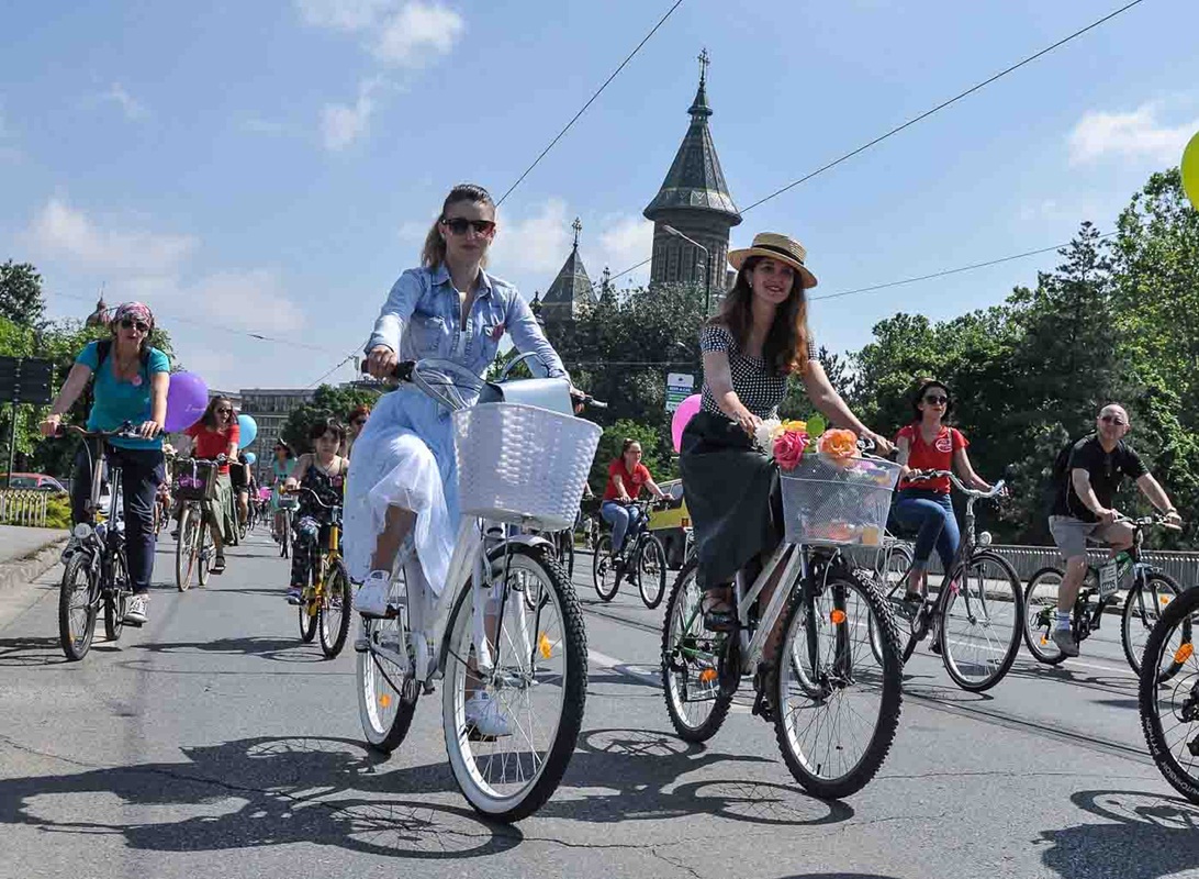 ? Timișorencele au ieșit la plimbare, “cochete pe biciclete”