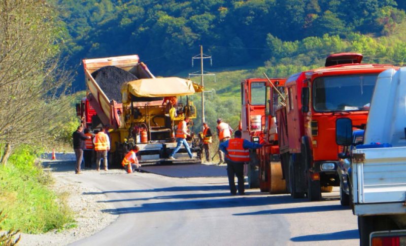 Lucrări de întreţinere şi reparaţii pe drumuri din vestul ţării