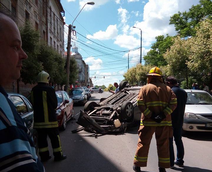 Accident: Autoturism răsturnat în Timișoara