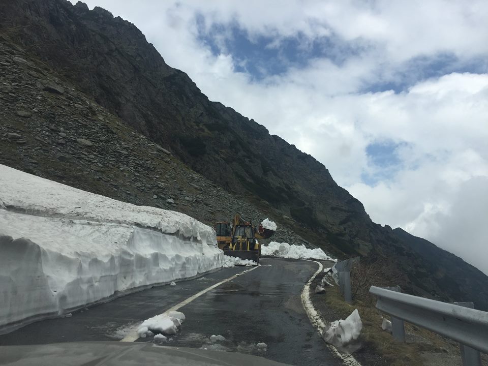 A început deszăpezirea pe Transfăgărășan