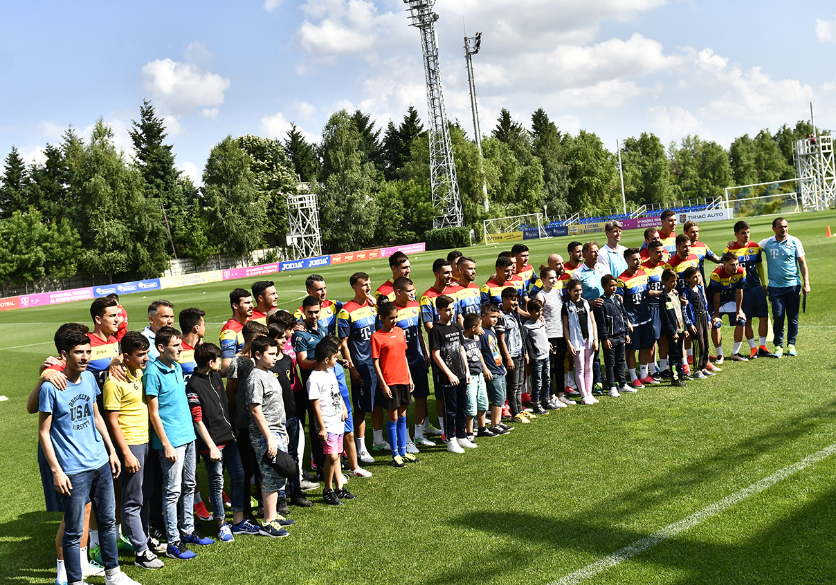 VIDEO / Antrenament cu public al naționalei de fotbal a României