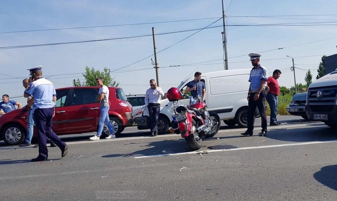 Tamponare în lanț, la ieșirea din Arad spre Nădlac. Cinci mașini și o motocicletă, implicate