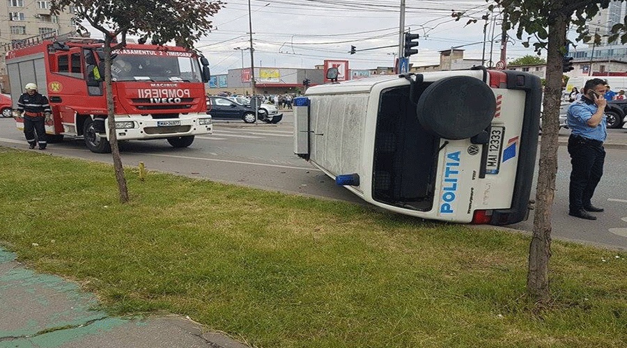 Autospecială de poliție răsturnată în trafic, la Timișoara