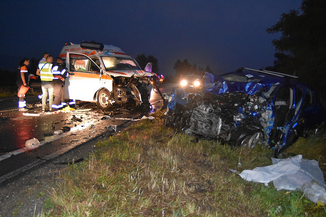 Accident soldat cu doi morţi, după coliziunea dintre o ambulanţă şi un autoturism