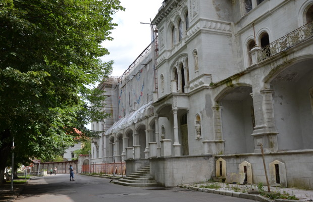 Hotelul bântuit de fantome din Băile Herculane, vândut la preţ redus