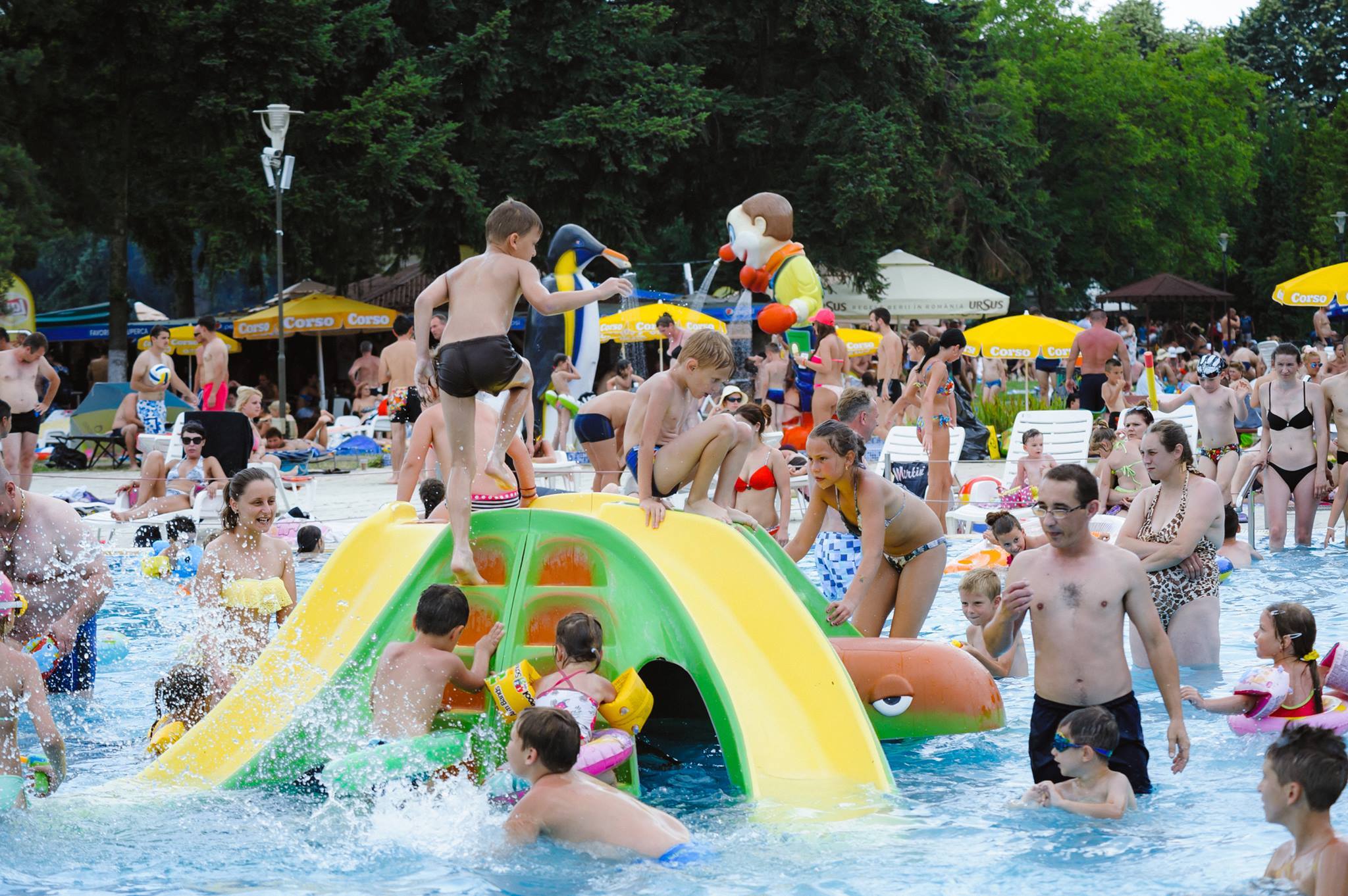 Primăria Arad vrea să scumpească biletele pentru Ștrandul Neptun și patinoar