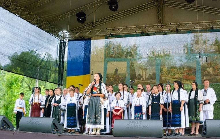 Sărbătoare pe Muntele Găina. Mii de turiști participă la Târgul de Fete