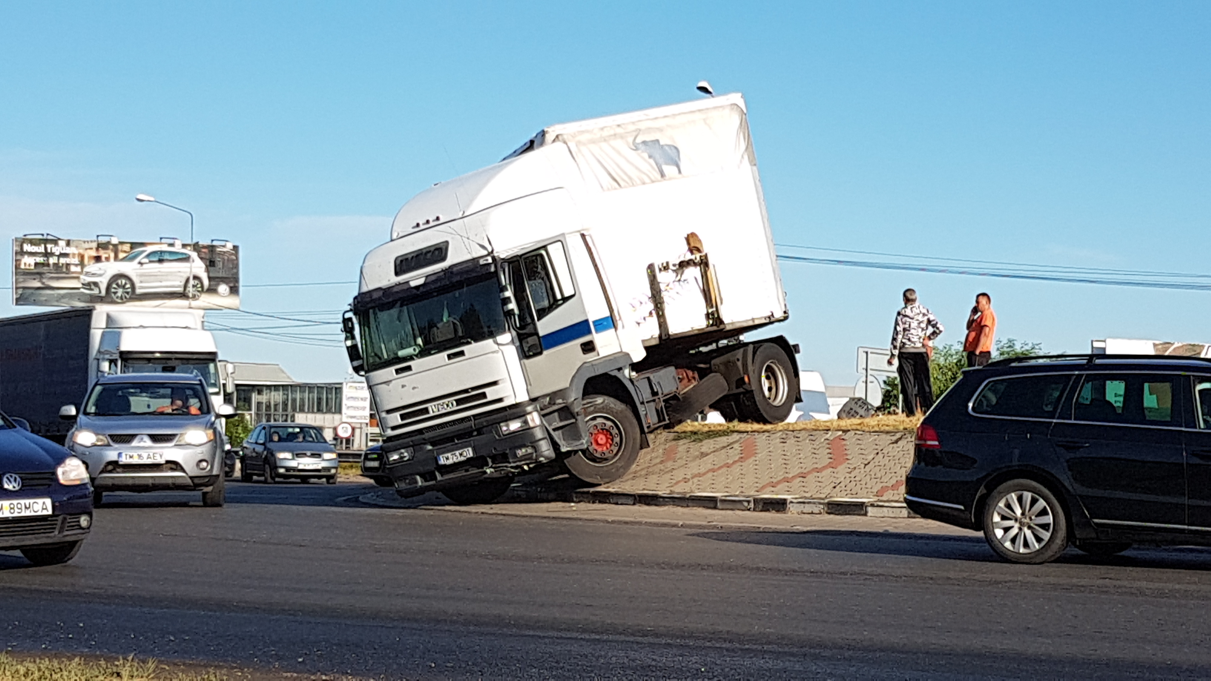 Un TIR a luat în plin sensul giratoriu de la Ghiroda