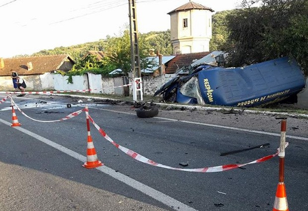 Accident devastator în Bocşa, soldat cu un mort şi cinci răniţi