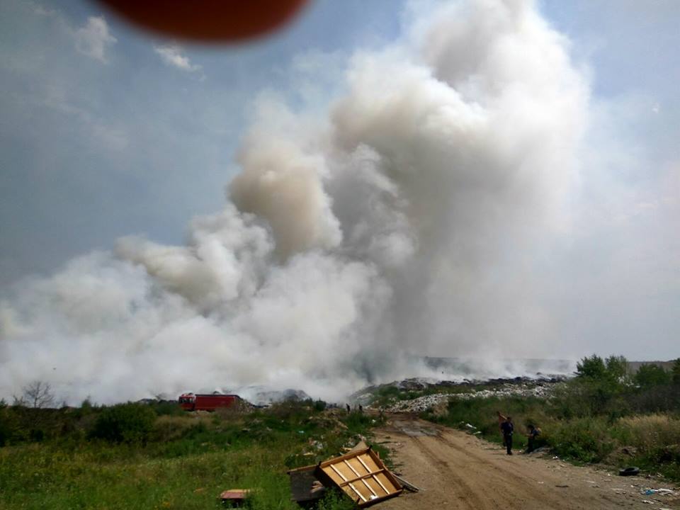 A luat foc din nou groapa de gunoi din Lipova