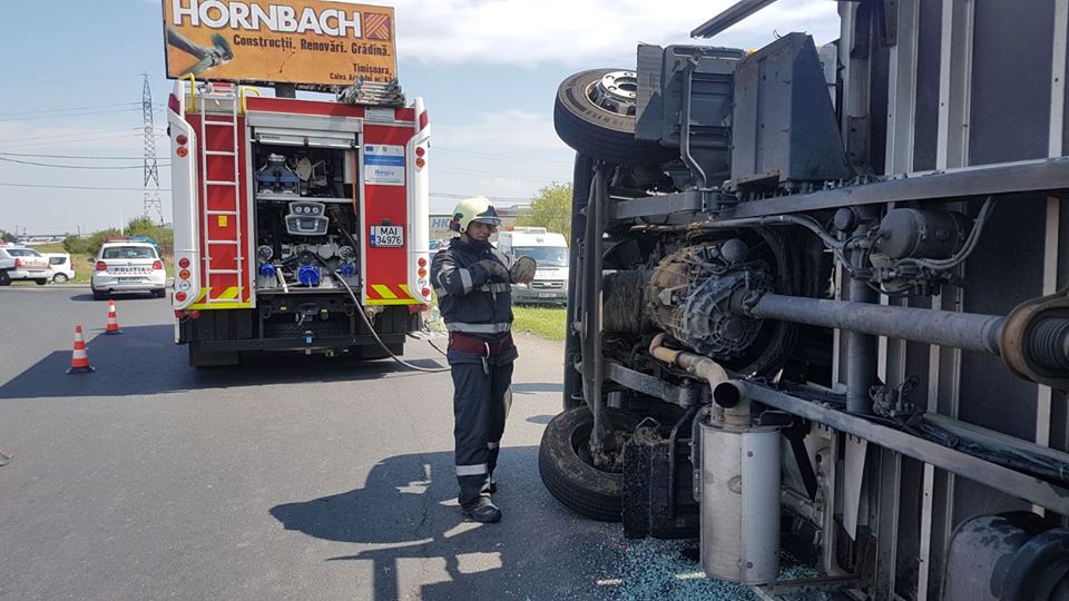 FOTO/ Autotren răsturnat la ieşirea din Timişoara