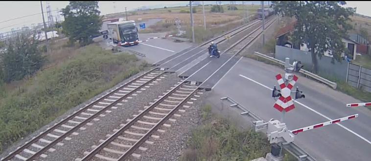 Motociclist din Arad filmat în timp ce trecea în viteză prin faţa unui tren