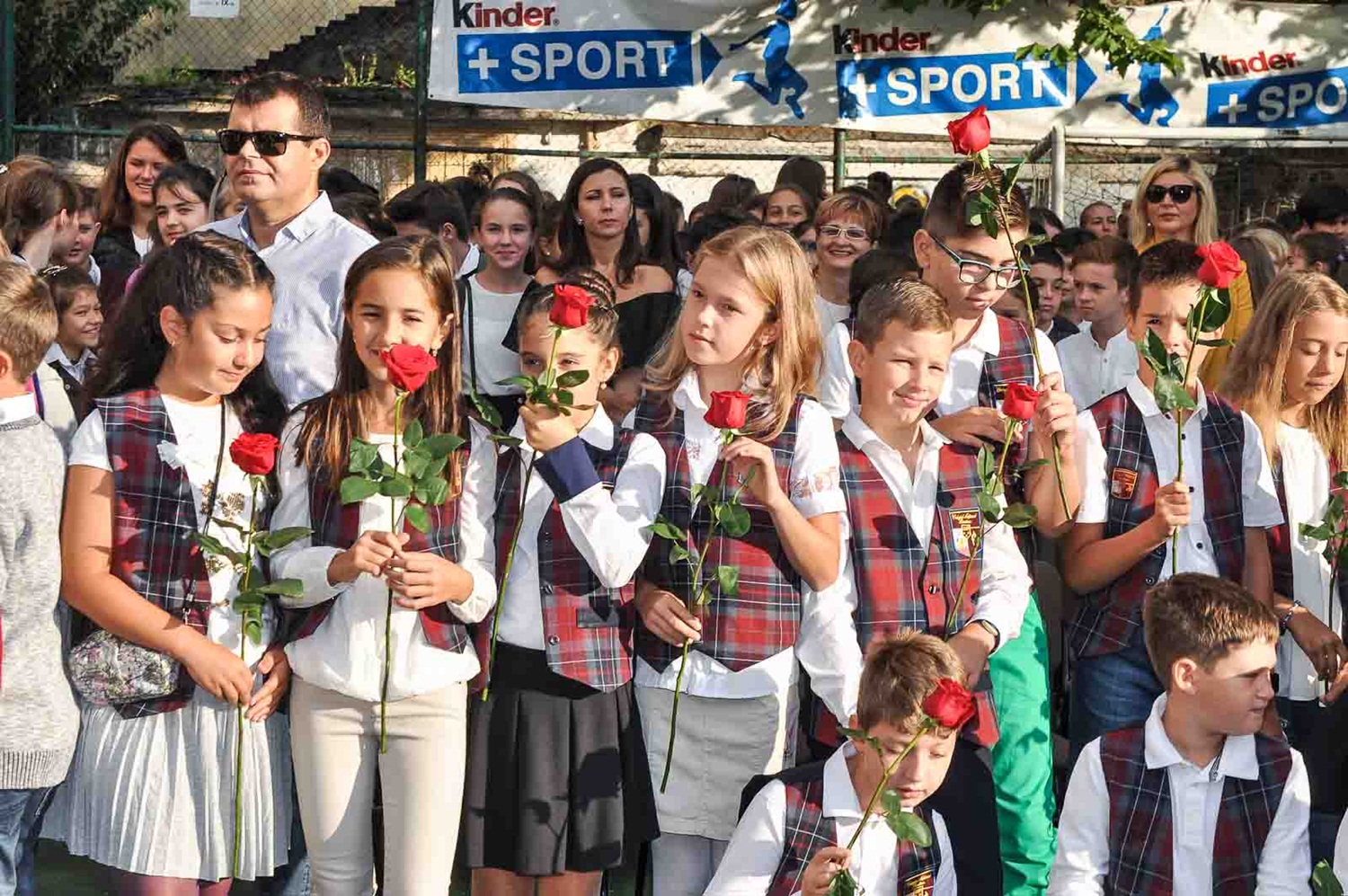 FOTO/ Prima zi de școală cu flori și baloane la Timișoara