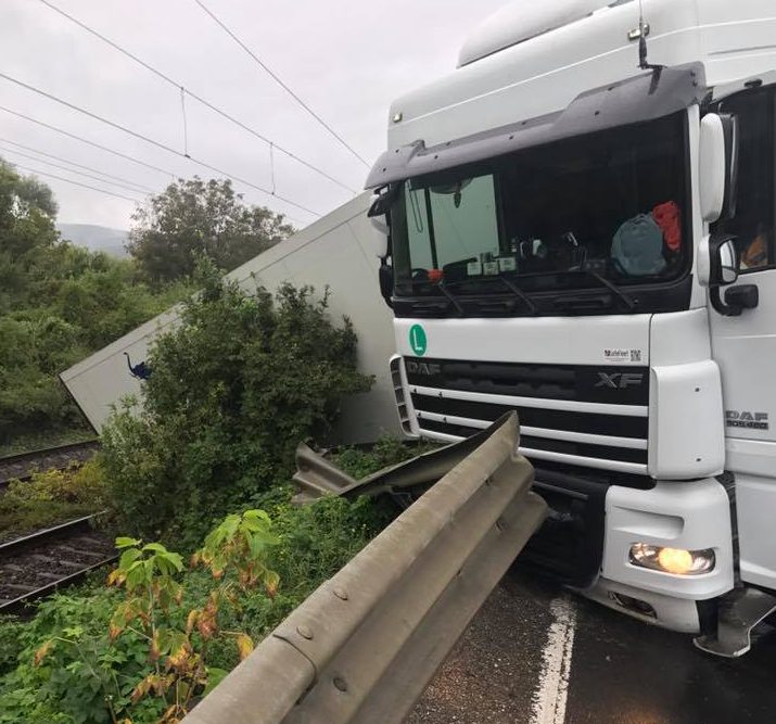 TIR căzut pe calea ferată în Arad. Circulația mașinilor și a trenurilor a fost îngreunată