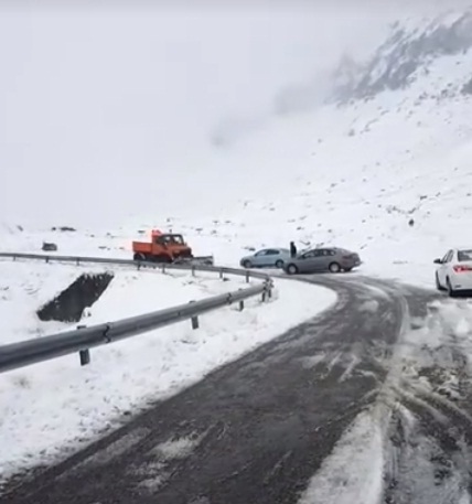 Viscol și ceață pe Transfăgărășan. Circulația este îngreunată