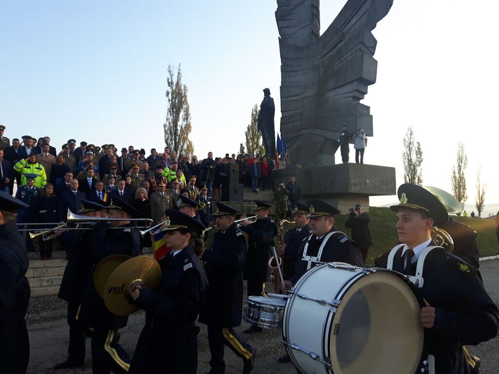 FOTO/ De Ziua Armatei, ministrul Apărării a participat la ceremonialul de la Păuliș