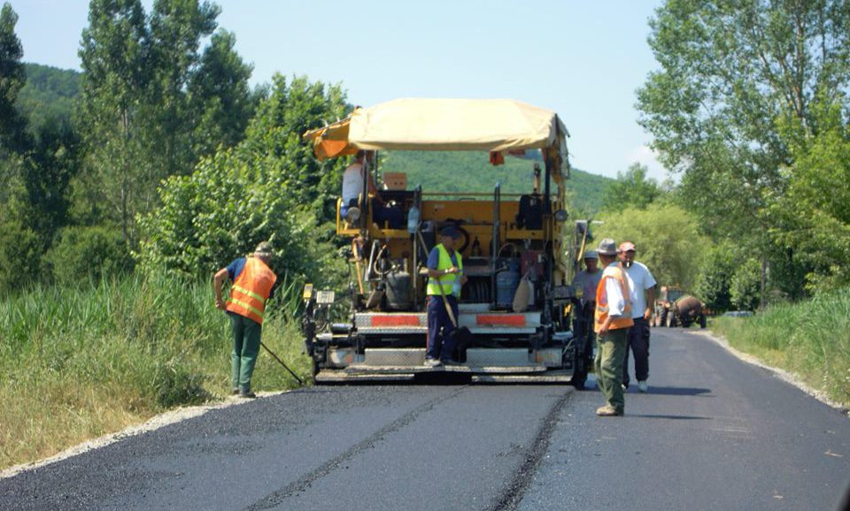 Șapte drumuri din Caraș-Severin vor avea asfalt nou