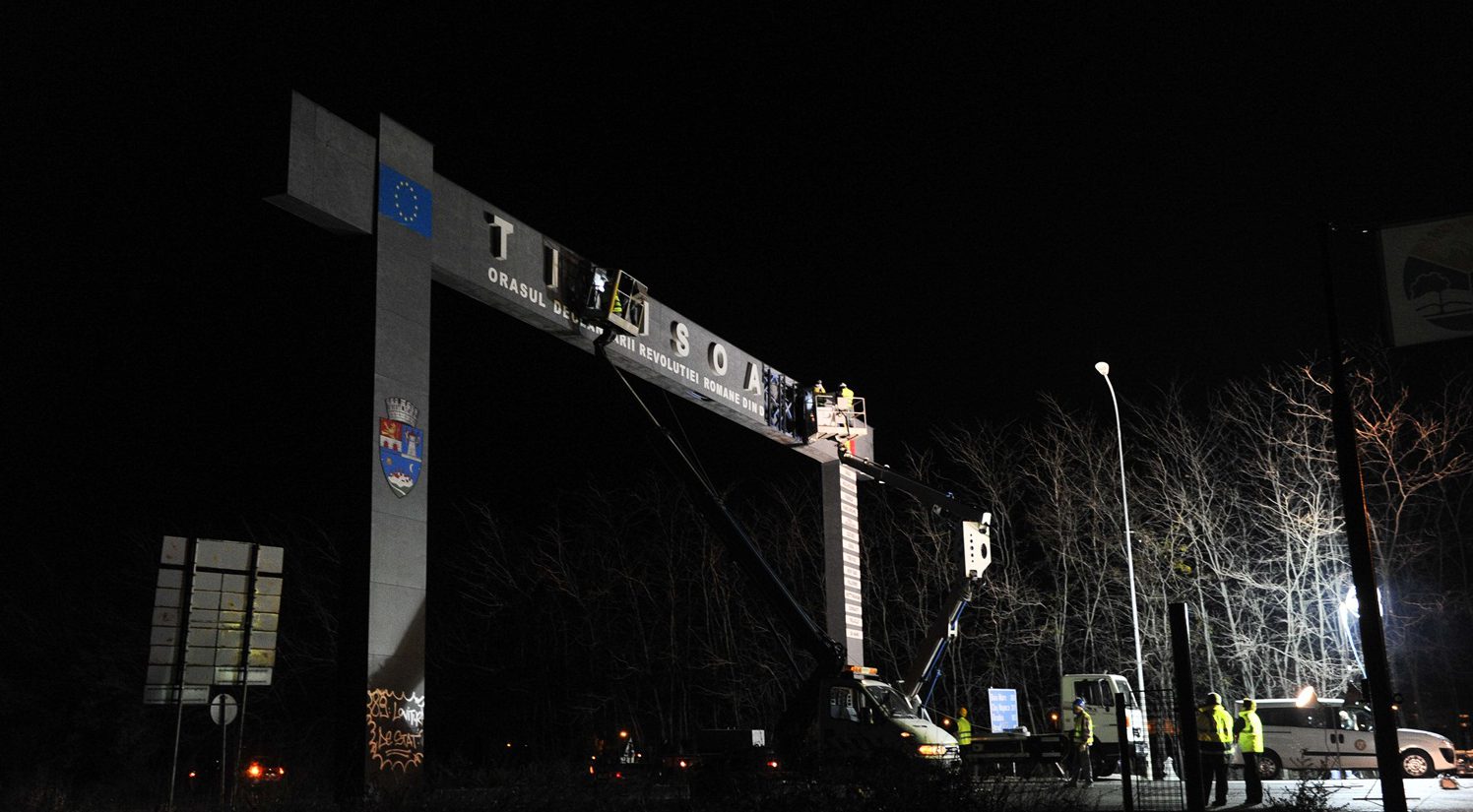 FOTO/ A început demolarea plăcilor de fibrociment de pe poarta din Calea Aradului