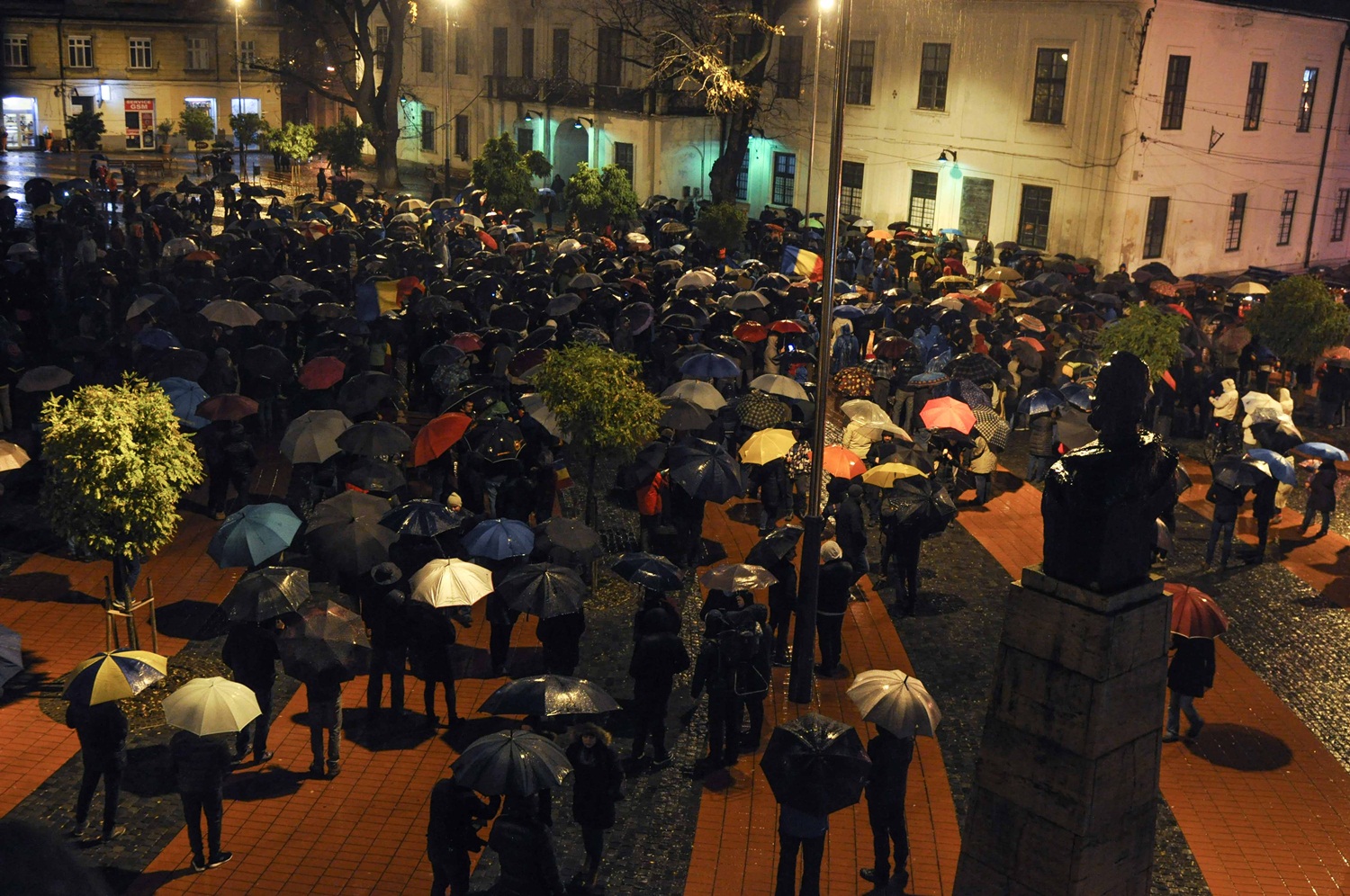 FOTO/ Protest pe ploaie în Timișoara. Oamenii au ieșit în stradă în mai multe orașe din țară