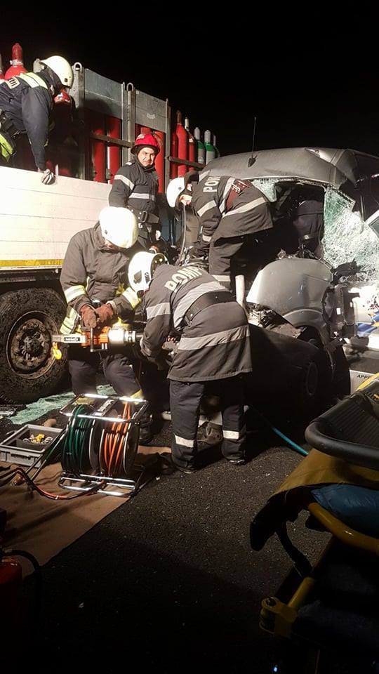 Șofer încarcerat în urma unui accident pe A1, între un autotren şi un microbuz