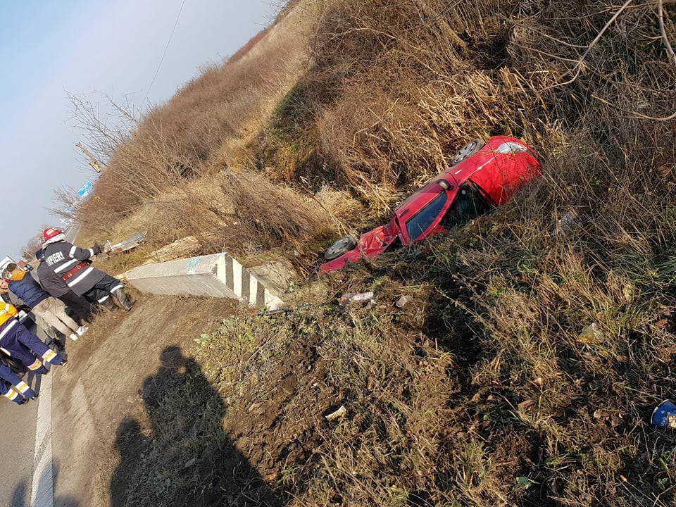 Accident la ieşirea din Timişoara. O maşină a ajuns în şanţ