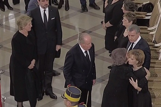 Regele emerit Juan Carlos și Regele Carl Gustaf, la catafalcul Regelui Mihai